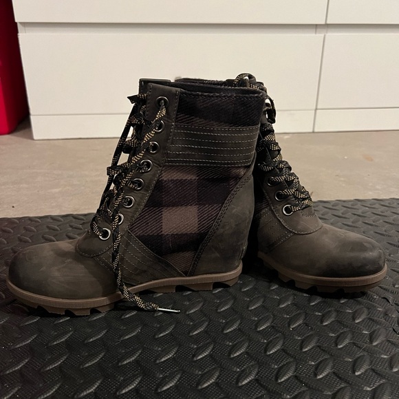 NWOT Green Sorel Joan of Arctic Plaid wedge 9 - Picture 4 of 4